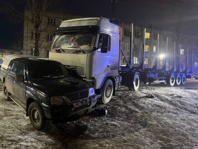 В Твери столкнулись иномарка и грузовой автомобиль В Твери столкнулись иномарка и грузовой автомобиль