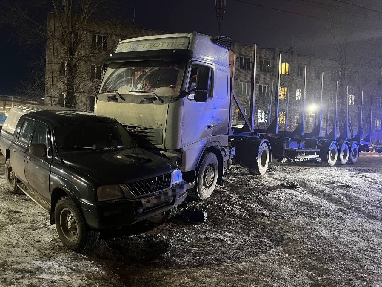 В Твери столкнулись иномарка и грузовой автомобиль В Твери столкнулись иномарка и грузовой автомобиль