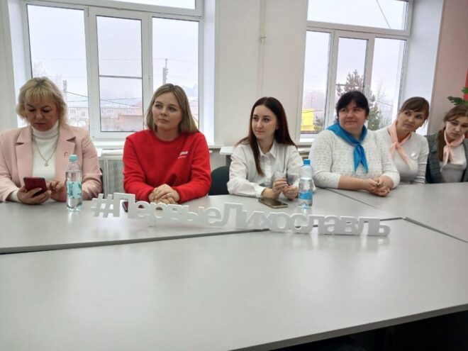 Лихославльские дети получили паспорта из рук председателя «Движения первых» Лихославльские дети получили паспорта из рук председателя «Движения первых»
