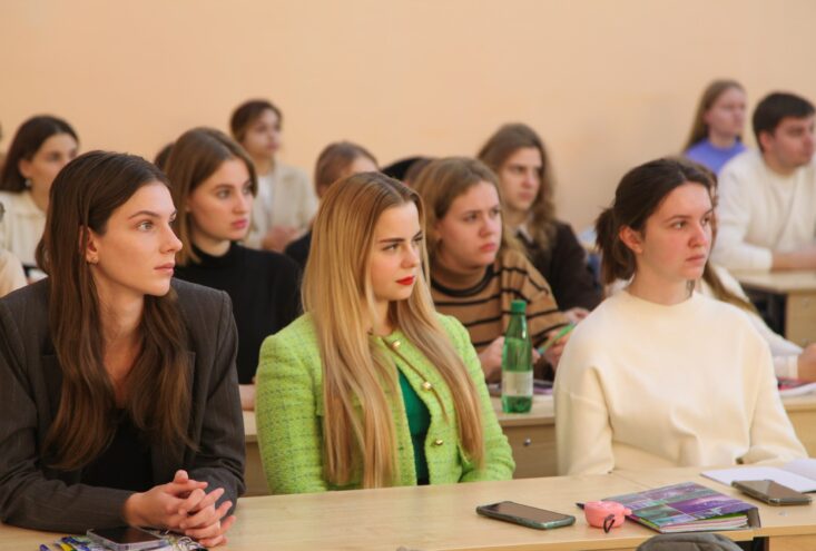 Сотрудник отдела криминалистики следственного управления рассказал о своей работе студентам ТвГУ Сотрудник отдела криминалистики следственного управления рассказал о своей работе студентам ТвГУ