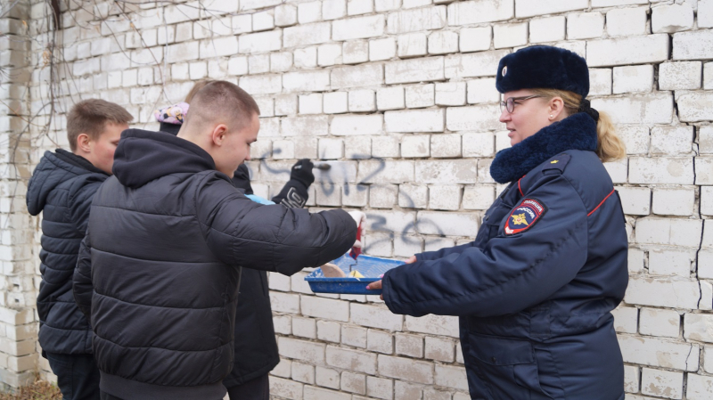 В Твери полицейские и волонтеры уничтожают наркорекламу на улицах В Твери полицейские и волонтеры уничтожают наркорекламу на улицах