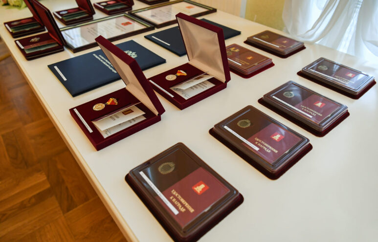 В преддверии Дня народного единства жителям Верхневолжья вручили государственные и региональные награды