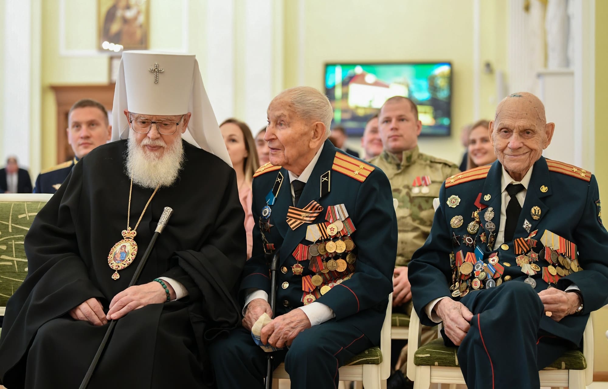 В преддверии Дня народного единства жителям Верхневолжья вручили государственные и региональные награды