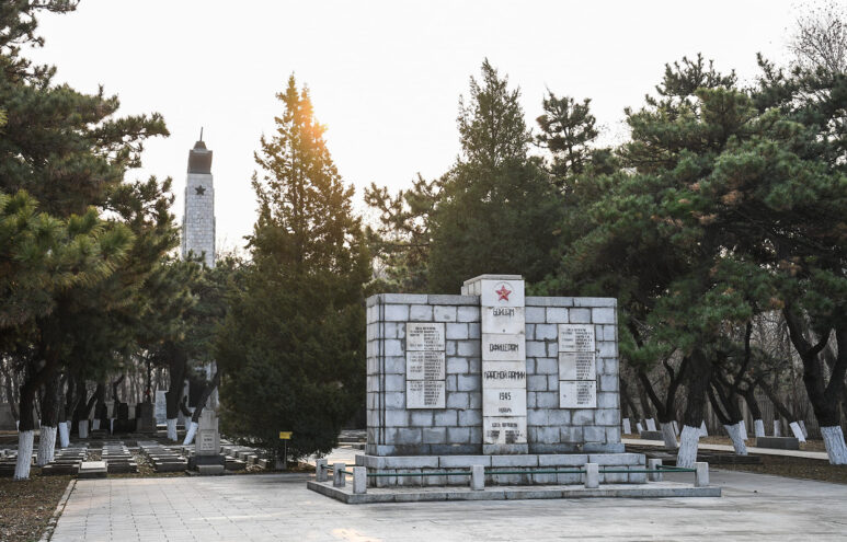 Делегация Тверской области возложила цветы к мемориалу в китайском городе Шэньян