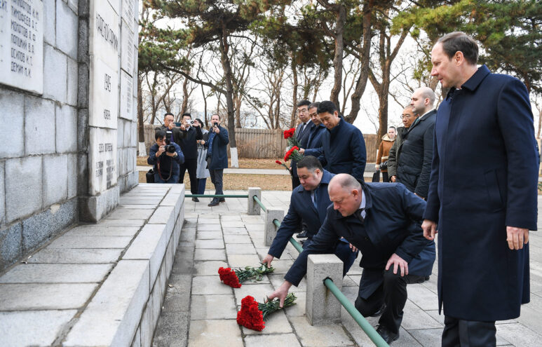 Делегация Тверской области возложила цветы к мемориалу в китайском городе Шэньян