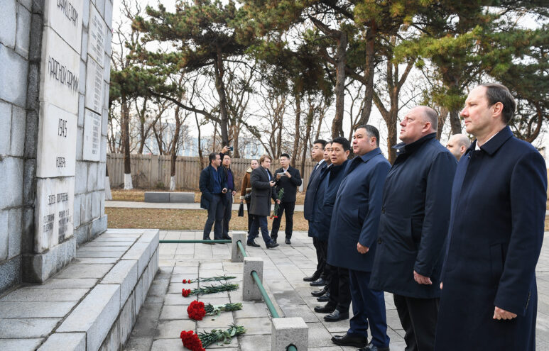 Делегация Тверской области возложила цветы к мемориалу в китайском городе Шэньян Делегация Тверской области возложила цветы к мемориалу в китайском городе Шэньян