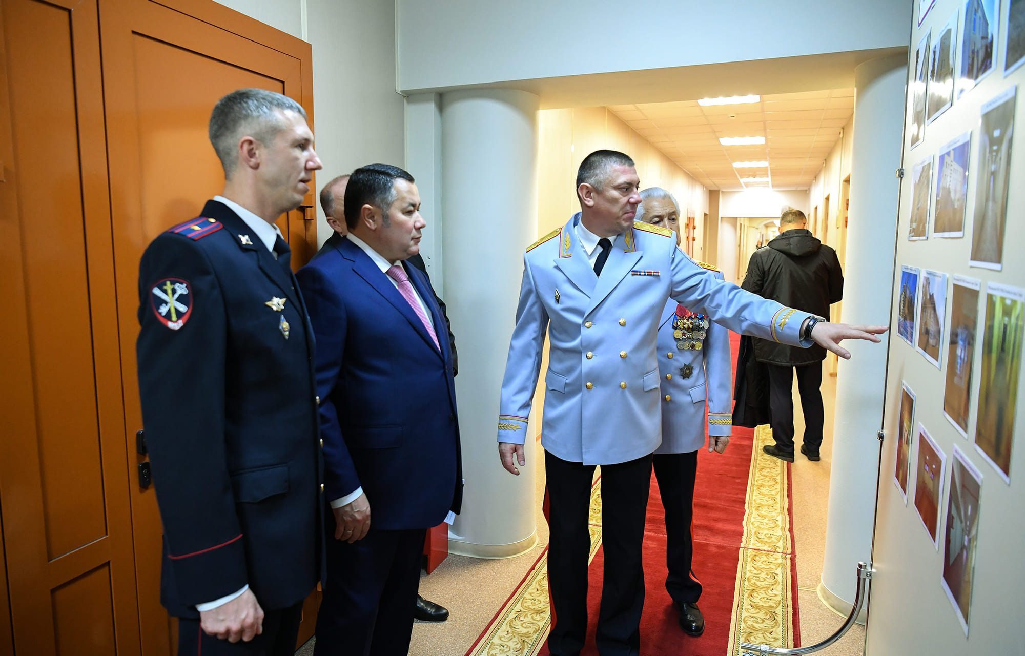 Игорь Руденя в День сотрудника органов внутренних дел РФ вручил награды правоохранителям Верхневолжья