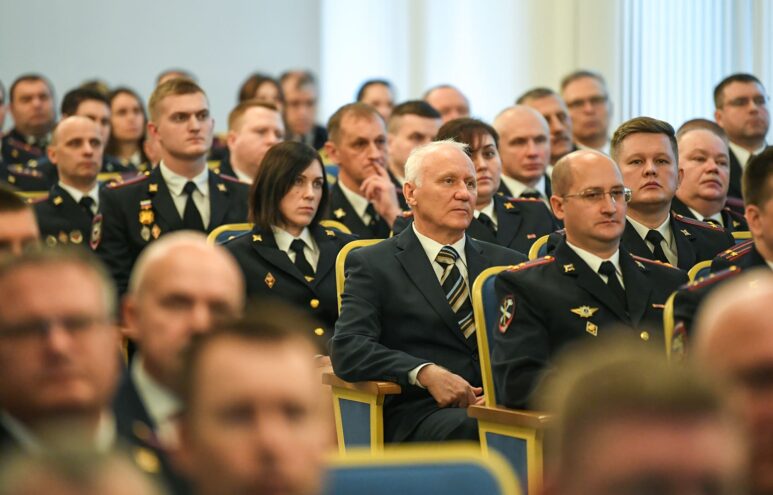 Игорь Руденя в День сотрудника органов внутренних дел РФ вручил награды правоохранителям Верхневолжья