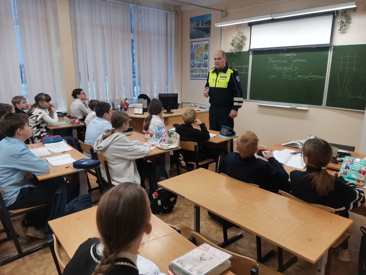 Тверские автоинспекторы напомнили школьникам о правилах безопасности в осенне-зимний период Тверские автоинспекторы напомнили школьникам о правилах безопасности в осенне-зимний период