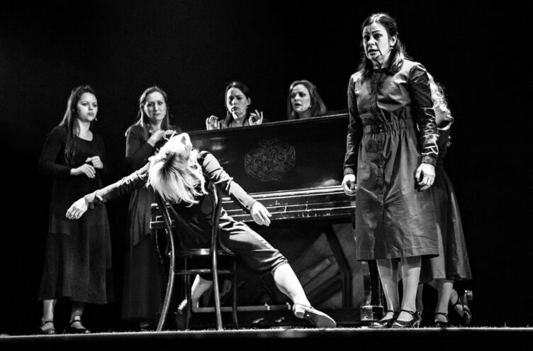 Голоса из детства: В Тверском театре кукол представили спектакль-исповедь