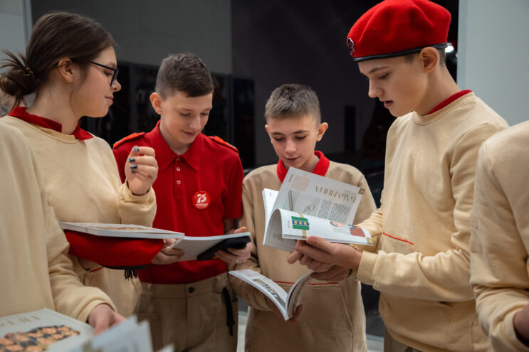 В Твери участники патриотического форума получили в подарок книгу "Первые"