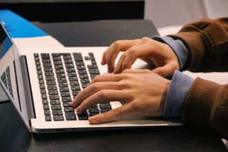В кафе в Твери 18-летняя девушка похитила у иностранца портфель с ноутбуком Образовательная платформа Courson