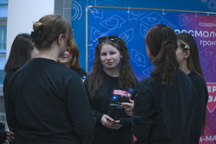 Дизайнер РИА Верхневолжье рассказала юным блогерам о дизайне Дизайнер РИА Верхневолжье рассказала юным блогерам о дизайне