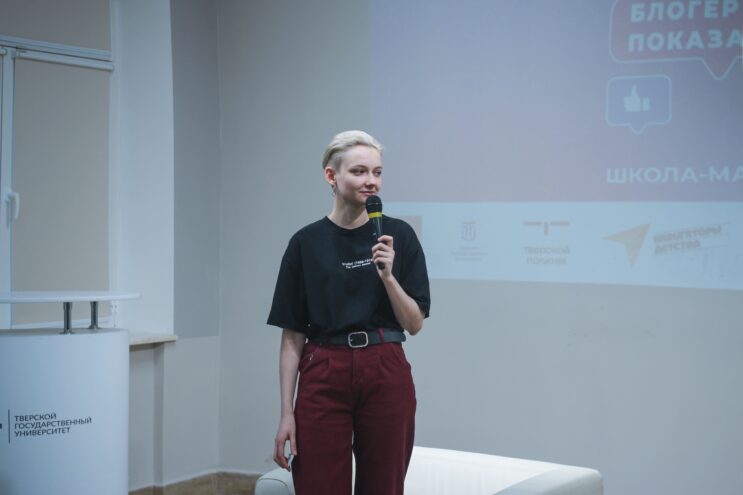 Дизайнер РИА Верхневолжье рассказала юным блогерам о дизайне Дизайнер РИА Верхневолжье рассказала юным блогерам о дизайне