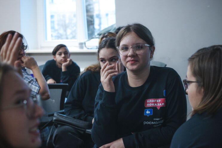 Дизайнер РИА Верхневолжье рассказала юным блогерам о дизайне Дизайнер РИА Верхневолжье рассказала юным блогерам о дизайне