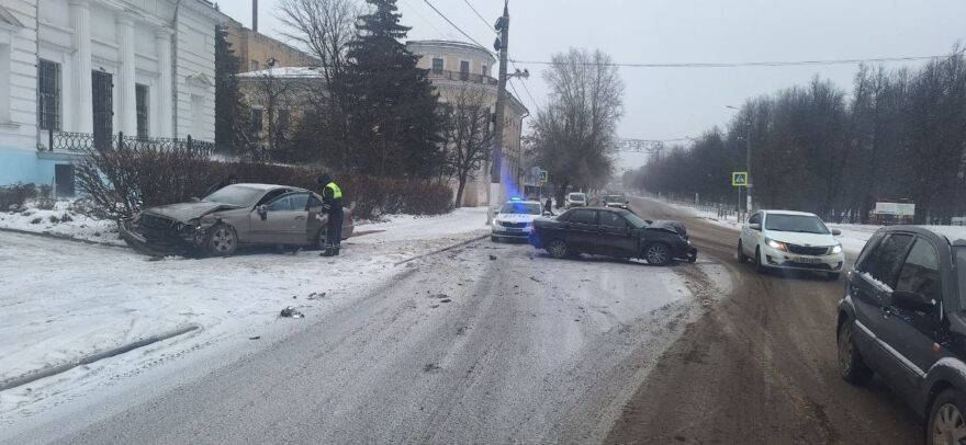 В Твери столкнулись Приора и Мерседес В Твери столкнулись Приора и Мерседес