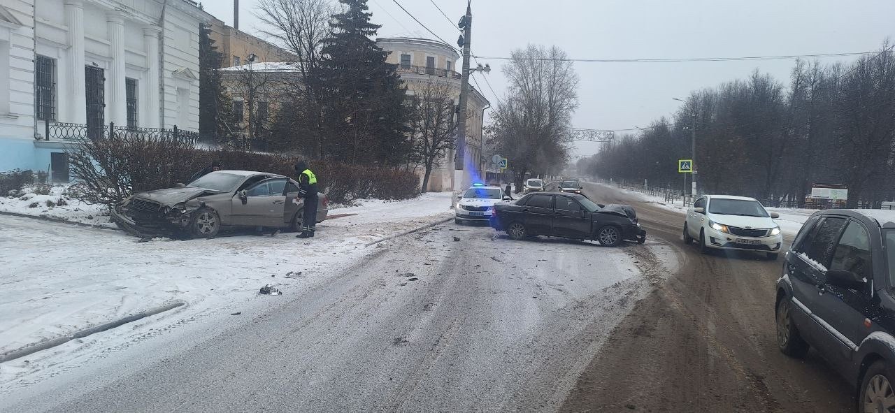 В Твери столкнулись Приора и Мерседес В Твери столкнулись Приора и Мерседес