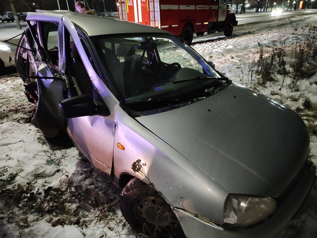 В Твери Лада Калина протаранила автобусную остановку В Твери Лада Калина протаранила автобусную остановку