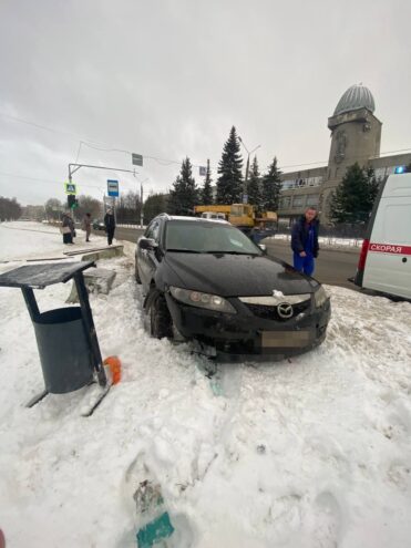 В Твери легковушка въехала в остановку