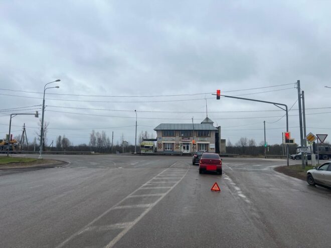 На выезде из Ржева Тойота протаранила остановившийся на светофоре Ниссан На выезде из Ржева Тойота протаранила остановившийся на светофоре Ниссан