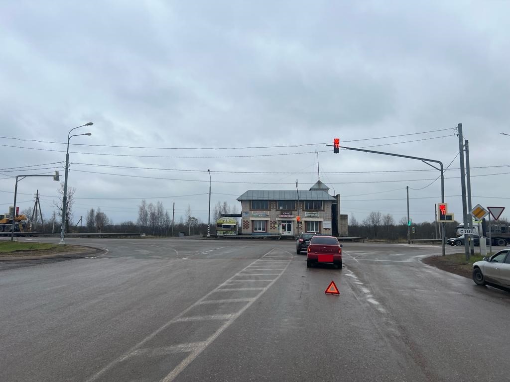 На выезде из Ржева Тойота протаранила остановившийся на светофоре Ниссан