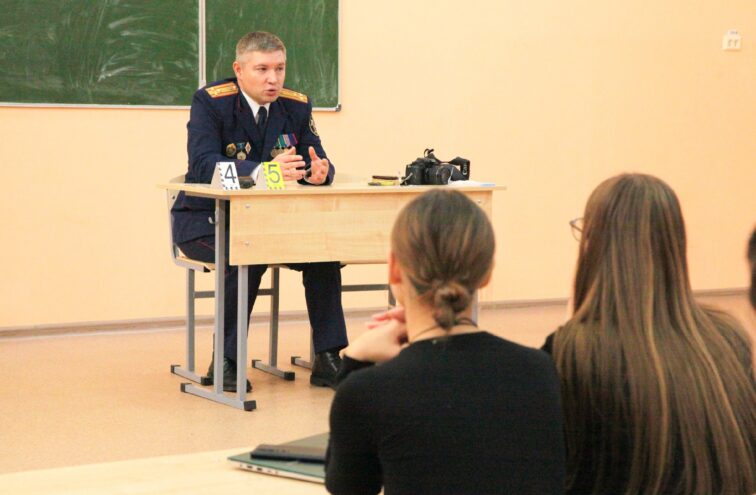 Сотрудник отдела криминалистики следственного управления рассказал о своей работе студентам ТвГУ Сотрудник отдела криминалистики следственного управления рассказал о своей работе студентам ТвГУ