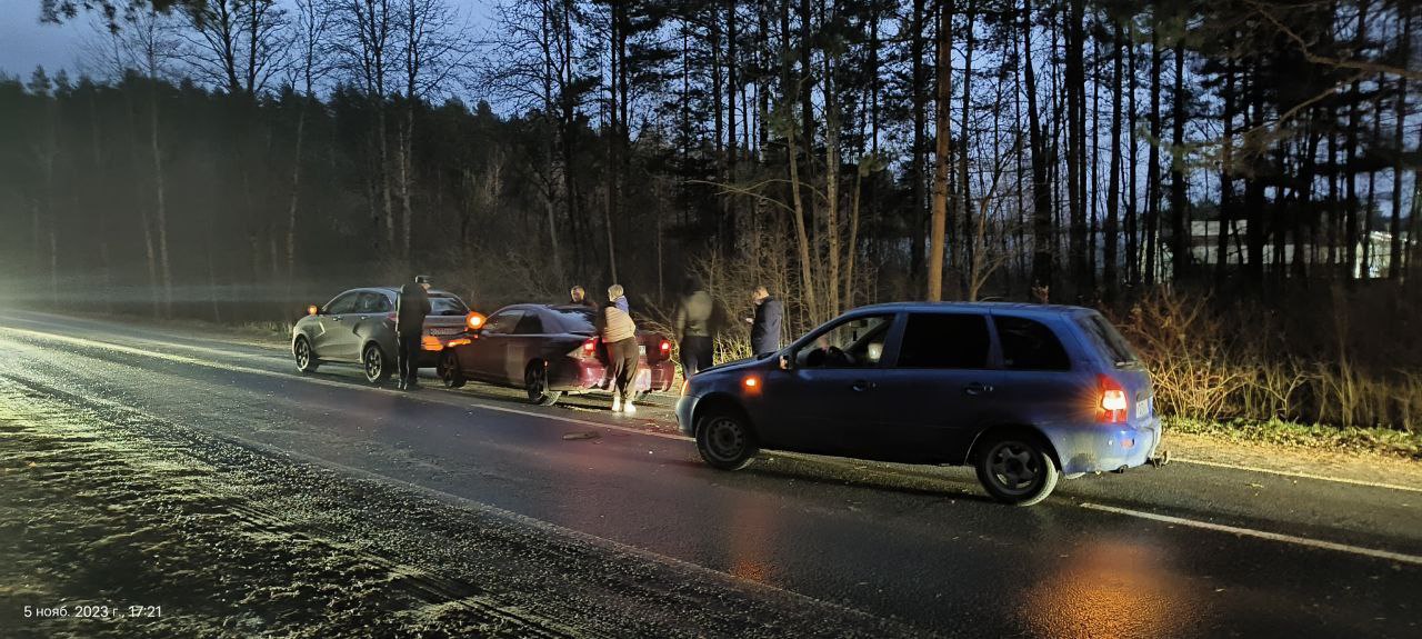 Женщина пострадала в тройном ДТП на Сахаровском шоссе в Твери Женщина пострадала в тройном ДТП на Сахаровском шоссе в Твери