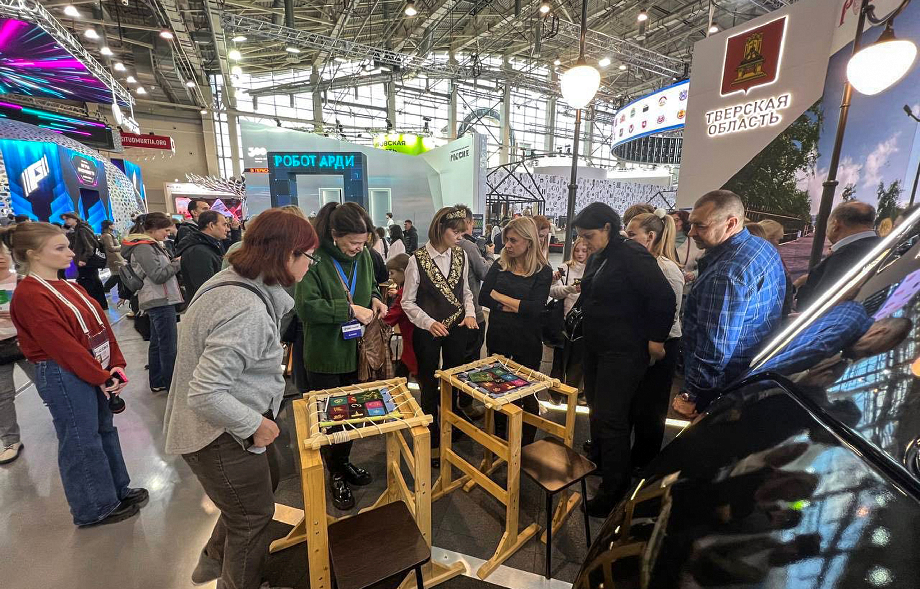 На выставке "Россия" прошел мастер-класс от предприятия «Торжокские золотошвеи»