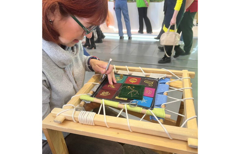 На выставке "Россия" прошел мастер-класс от предприятия «Торжокские золотошвеи»