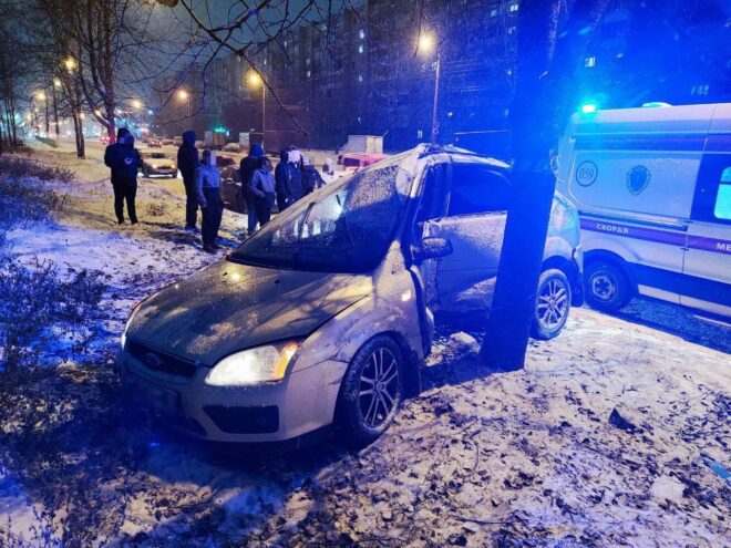 В Твери молодой водитель не справился с управлением и врезался в дерево В Твери молодой водитель не справился с управлением и врезался в дерево
