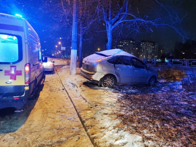 В Твери молодой водитель не справился с управлением и врезался в дерево