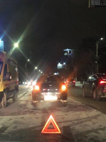 В Твери женщина переходила дорогу вне "зебры" и попала под колеса легковушки В Твери женщина переходила дорогу вне "зебры" и попала под колеса легковушки