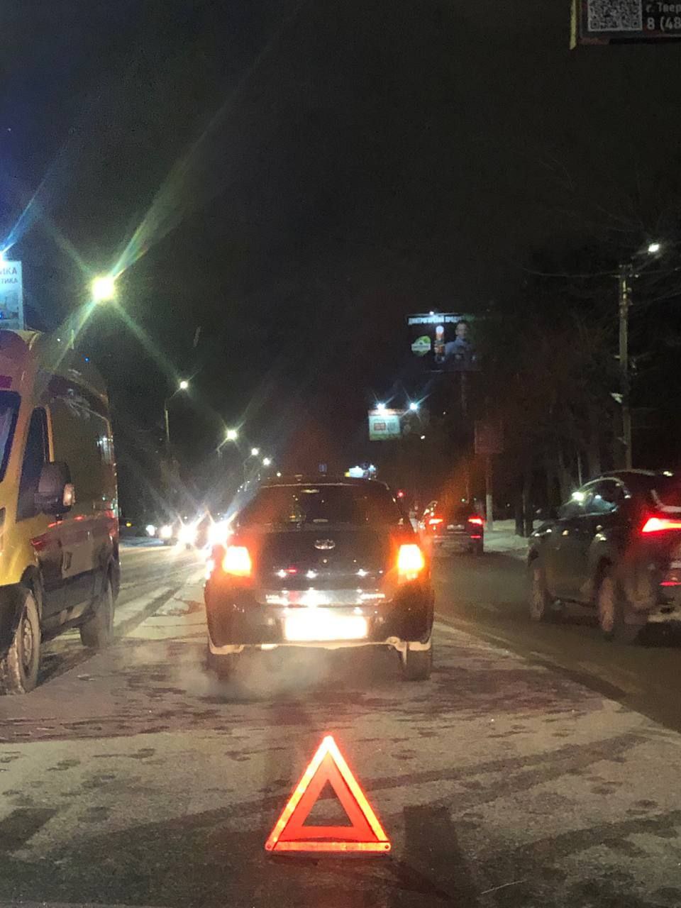 В Твери женщина переходила дорогу вне "зебры" и попала под колеса легковушки В Твери женщина переходила дорогу вне "зебры" и попала под колеса легковушки