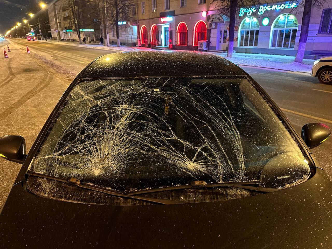 В Твери автомобиль сбил мужчину, который перебегал дорогу вне зебры В Твери автомобиль сбил мужчину, который перебегал дорогу вне зебры
