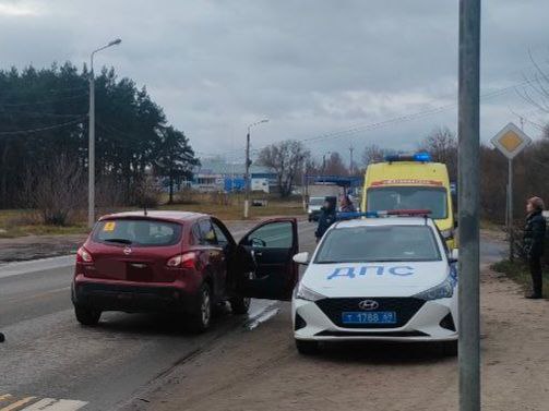 В Твери Ниссан сбил на дороге пенсионера с электросамокатом В Твери Ниссан сбил на дороге пенсионера с электросамокатом