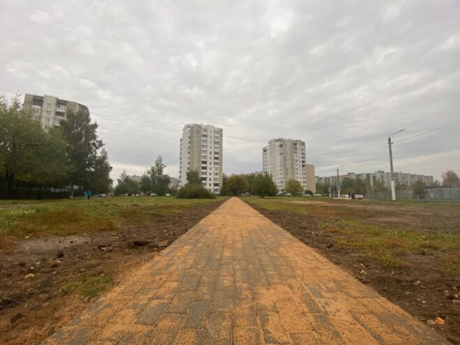 В микрорайоне Южный города Твери появилась новая дорожка от домов к школе В микрорайоне Южный города Твери появилась новая дорожка от домов к школе