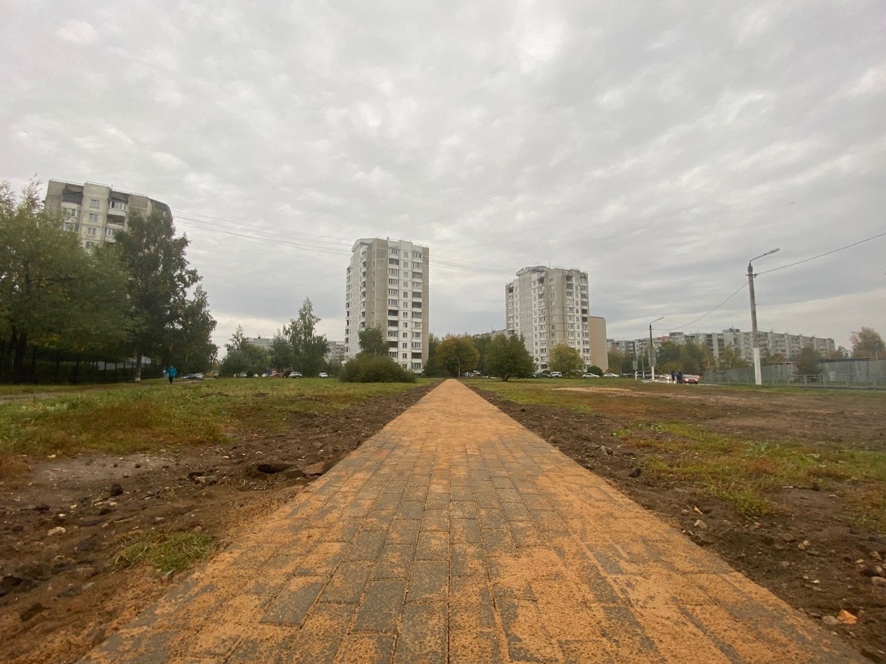 В микрорайоне Южный города Твери появилась новая дорожка от домов к школе В микрорайоне Южный города Твери появилась новая дорожка от домов к школе