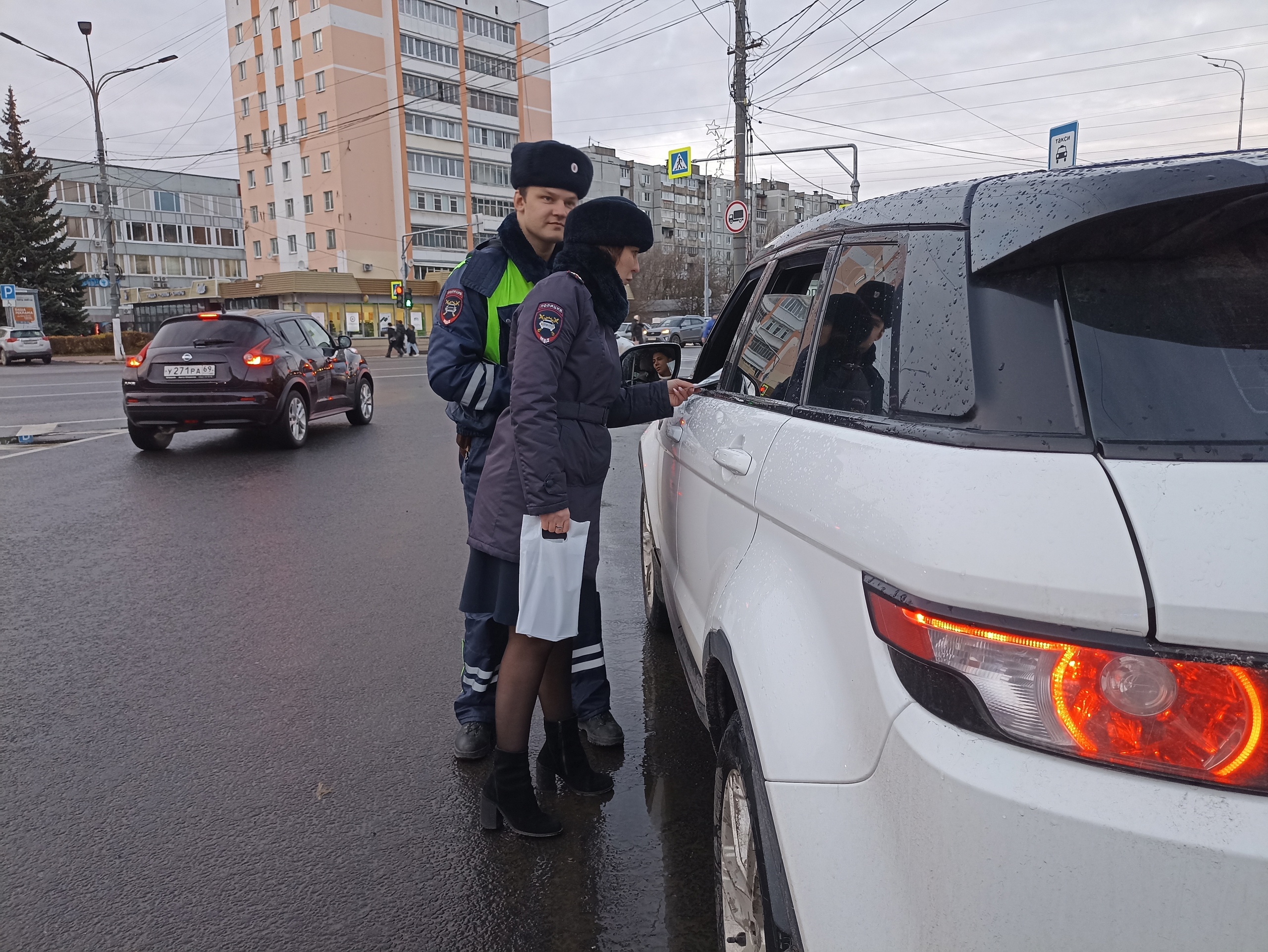 В Твери сотрудники ГИБДД вновь проверяли водителей на наличие детских кресел В Твери сотрудники ГИБДД вновь проверяли водителей на наличие детских кресел