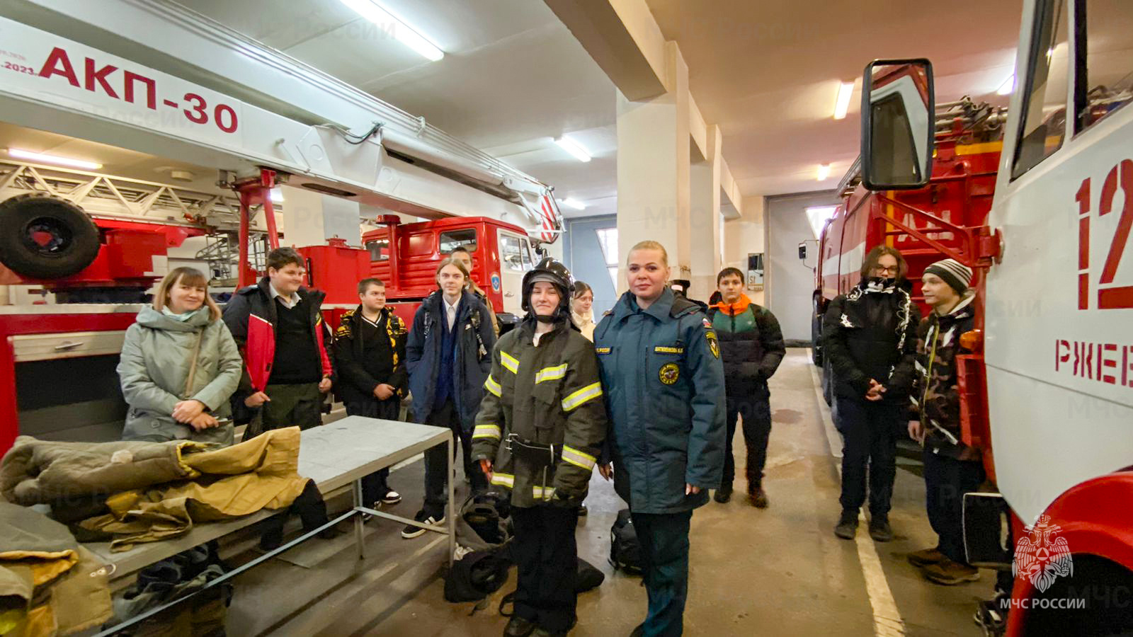Ржевские школьники побывали в гостях у сотрудников МЧС Ржевские школьники побывали в гостях у сотрудников МЧС