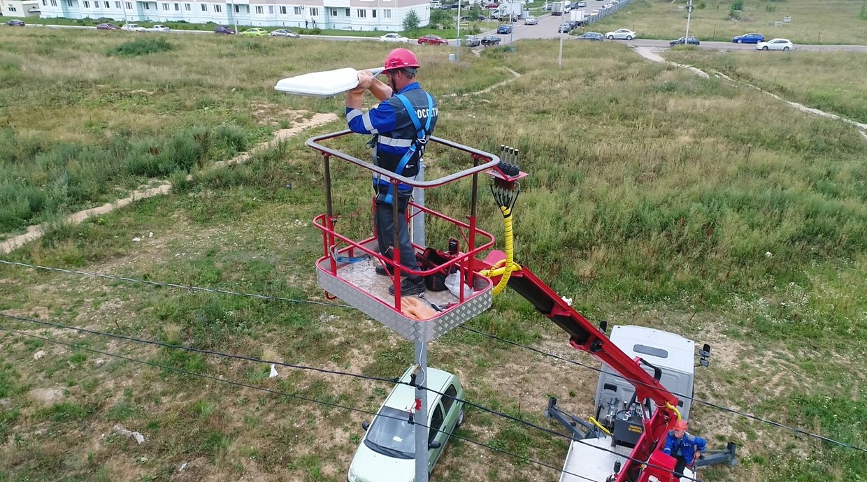Энергетики «Тверьэнерго» ведут работы по организации уличного освещения в районах Верхневолжья