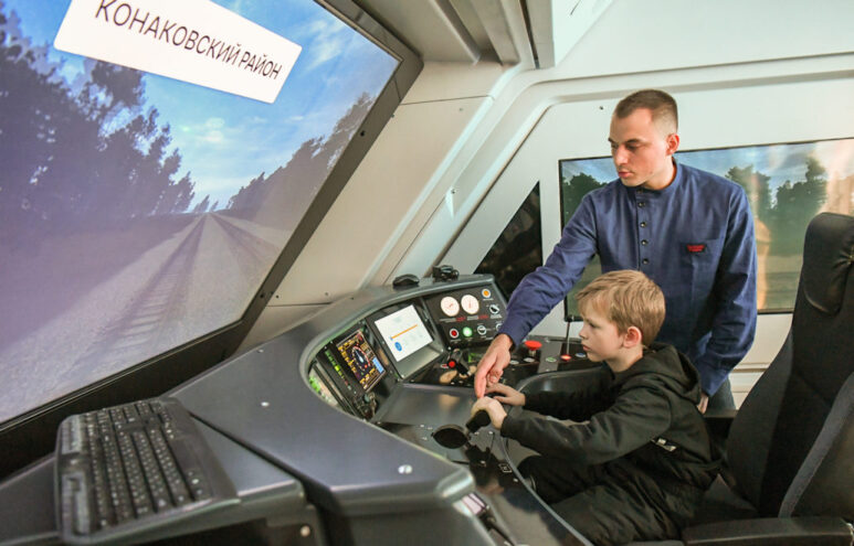 Путешествие во времени и пространстве: Посетители ВДНХ увидели настоящее и будущее Верхневолжья