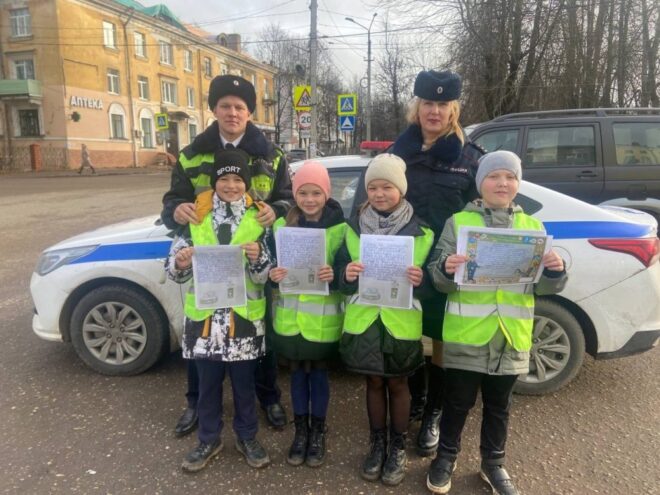 Дети в Тверской области на один день стали сотрудниками Госавтоинспекции Дети в Тверской области на один день стали сотрудниками Госавтоинспекции