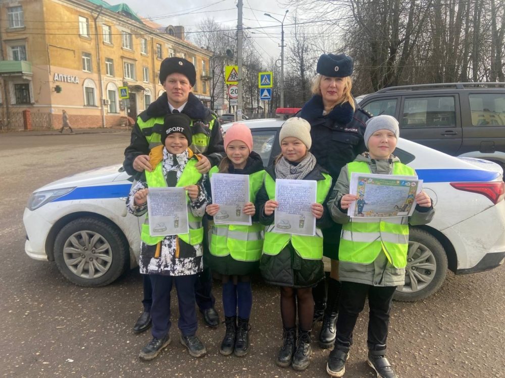 Дети в Тверской области на один день стали сотрудниками Госавтоинспекции Дети в Тверской области на один день стали сотрудниками Госавтоинспекции