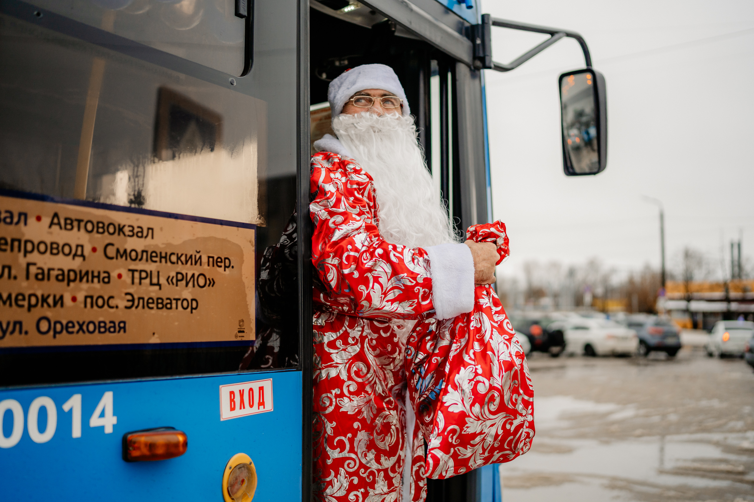 Дед Мороз сел за руль автобуса №1 в Твери