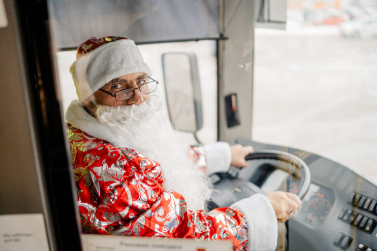 Дед Мороз сел за руль автобуса №1 в Твери