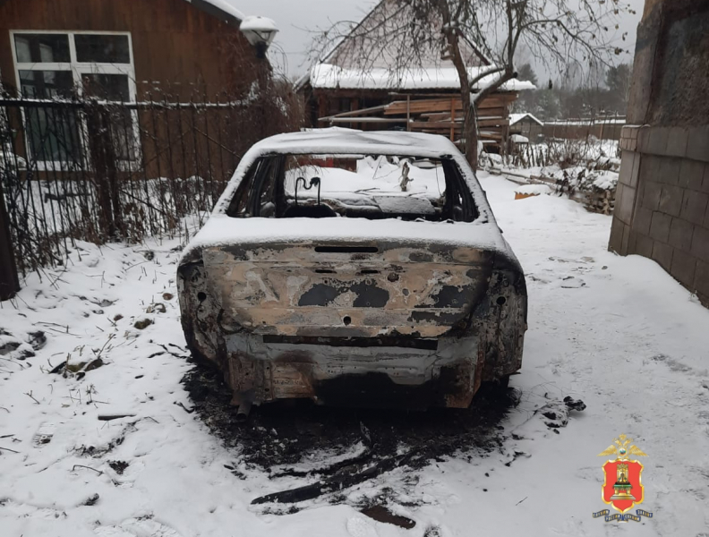 В Тверской области мужчина поругался со знакомой и поджег ее машину