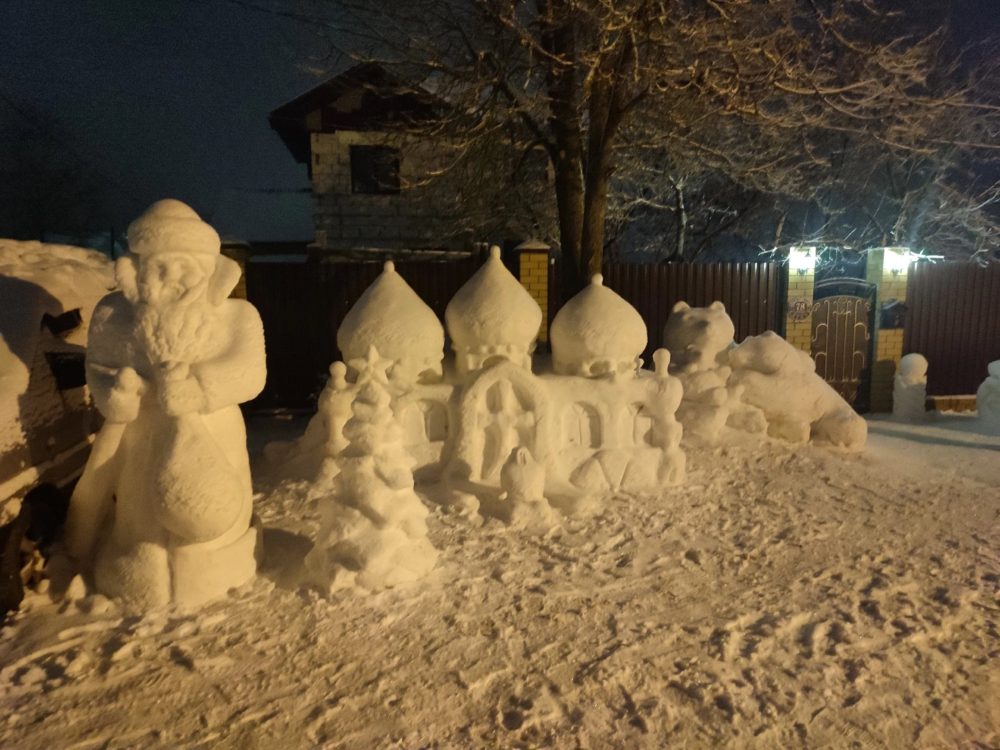Маленький скульптор из города Конаково создает снежные фигуры