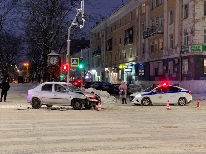 В центре Твери столкнулись две машины