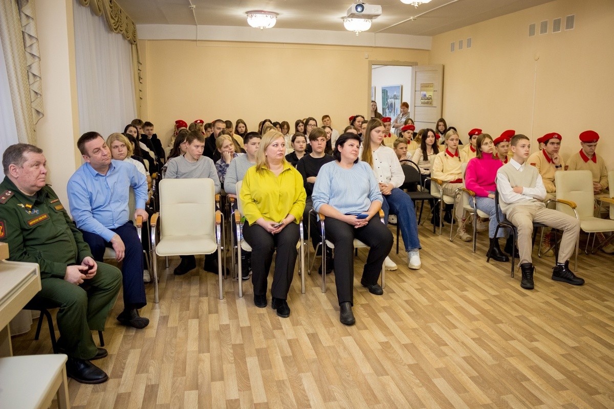 В Лихославльском округе юные жители встретились с бойцом СВО В Лихославльском округе юные жители встретились с бойцом СВО