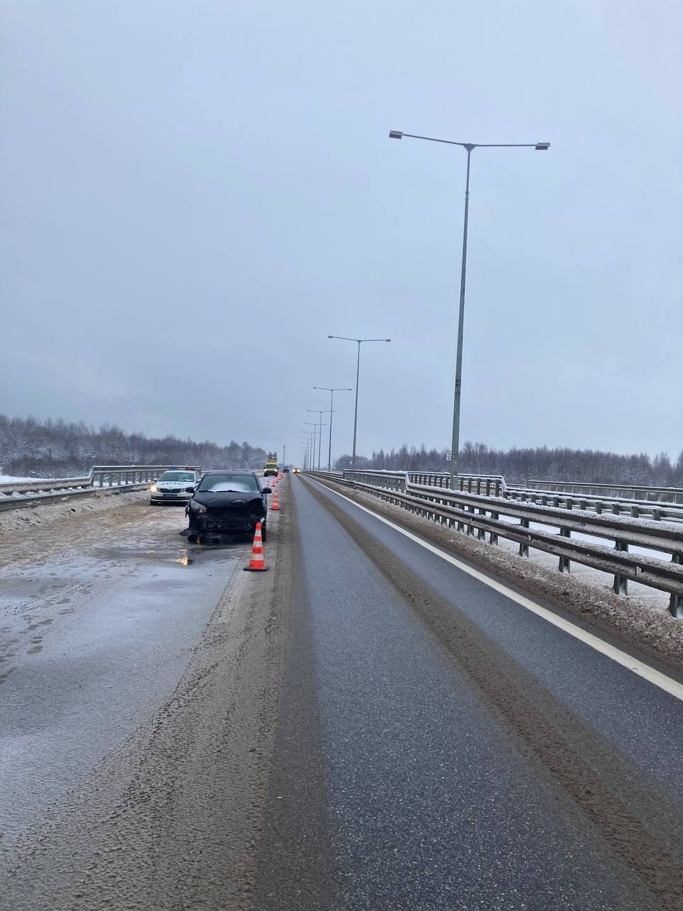 В Тверской области водитель легковушки потерял управление и протаранил два металлических ограждения В Тверской области водитель легковушки потерял управление и протаранил два металлических ограждения